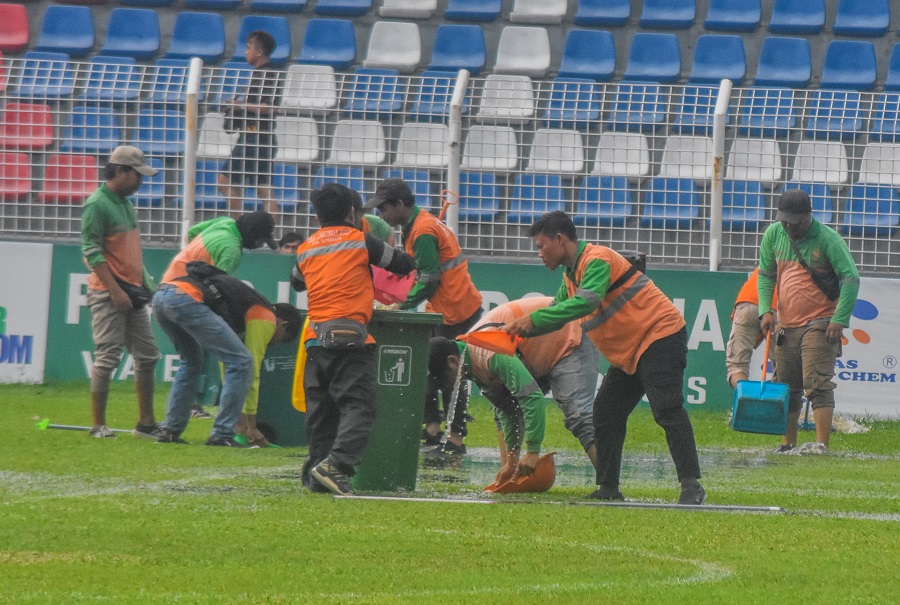 Sejumlah petugas DLH Kota Tangerang menguras genangan air di Stadion Benteng Reborn, Kota Tangerang, Banten, 14:30 WIB. Tangerang, Banten, 11 Mei 2024. Stadion Benteng Reborn diguyur hujan deras sehingga terjadi genangan, yang mengakibatkan pertandingan Persikota Tangerang melawan Persibangga Purbalingga tertunda hingga pukul 19:00 WIB. Foto : Ilham Herda Fauzi/LENSABANTEN