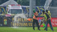 Sejumlah petugas DLH Kota Tangerang menguras genangan air di Stadion Benteng Reborn, Kota Tangerang, Banten, 14:30 WIB. Tangerang, Banten, 11 Mei 2024. Stadion Benteng Reborn diguyur hujan deras sehingga terjadi genangan, yang mengakibatkan pertandingan Persikota Tangerang melawan Persibangga Purbalingga tertunda hingga pukul 19:00 WIB. Foto : Ilham Herda Fauzi/LENSABANTEN