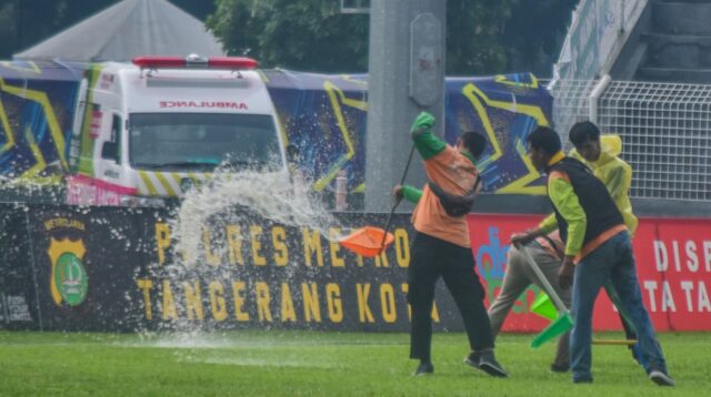 Sejumlah petugas DLH Kota Tangerang menguras genangan air di Stadion Benteng Reborn, Kota Tangerang, Banten, 14:30 WIB. Tangerang, Banten, 11 Mei 2024. Stadion Benteng Reborn diguyur hujan deras sehingga terjadi genangan, yang mengakibatkan pertandingan Persikota Tangerang melawan Persibangga Purbalingga tertunda hingga pukul 19:00 WIB. Foto : Ilham Herda Fauzi/LENSABANTEN