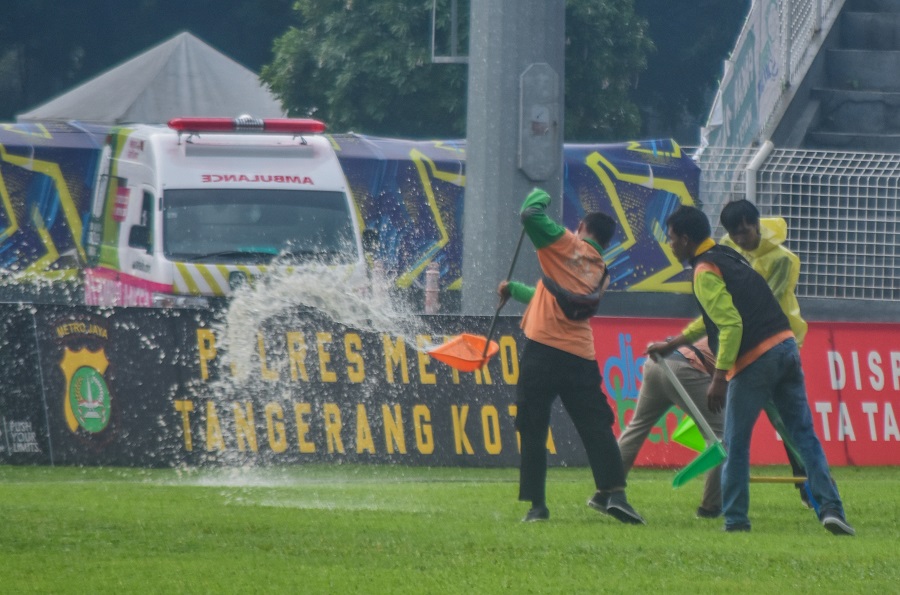 Sejumlah petugas DLH Kota Tangerang menguras genangan air di Stadion Benteng Reborn, Kota Tangerang, Banten, 14:30 WIB. Tangerang, Banten, 11 Mei 2024. Stadion Benteng Reborn diguyur hujan deras sehingga terjadi genangan, yang mengakibatkan pertandingan Persikota Tangerang melawan Persibangga Purbalingga tertunda hingga pukul 19:00 WIB. Foto : Ilham Herda Fauzi/LENSABANTEN