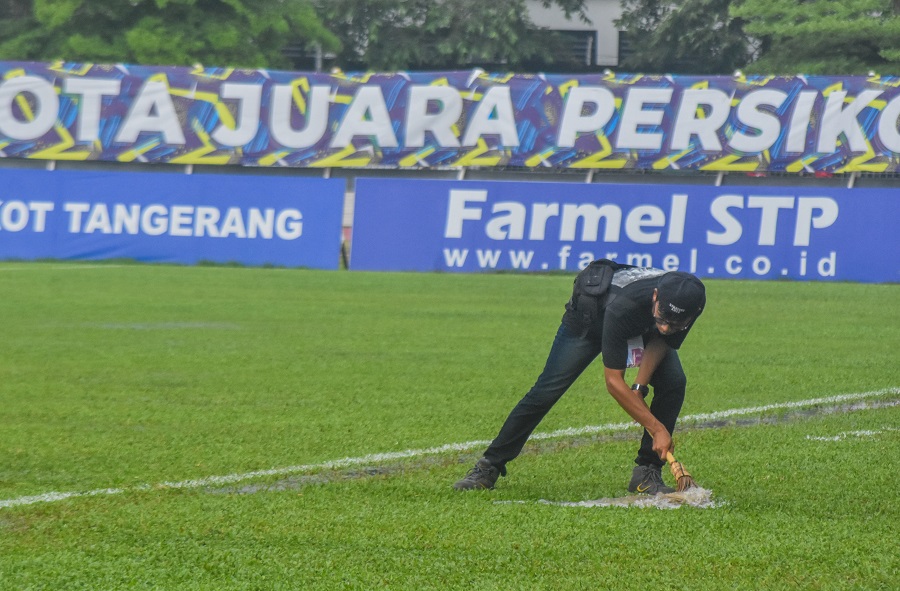 Sejumlah petugas DLH Kota Tangerang menguras genangan air di Stadion Benteng Reborn, Kota Tangerang, Banten, 14:30 WIB. Tangerang, Banten, 11 Mei 2024. Stadion Benteng Reborn diguyur hujan deras sehingga terjadi genangan, yang mengakibatkan pertandingan Persikota Tangerang melawan Persibangga Purbalingga tertunda hingga pukul 19:00 WIB. Foto : Ilham Herda Fauzi/LENSABANTEN