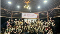 Para pedagang memakai seragam Pedagang Siaga foto bersama dengan mahasiswa UMN, serta anggota dari GMLS.