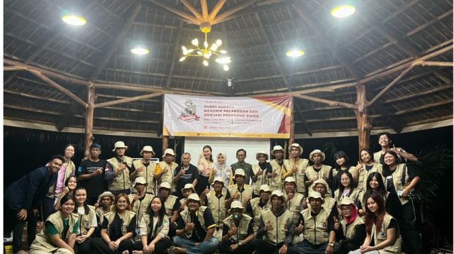 Para pedagang memakai seragam Pedagang Siaga foto bersama dengan mahasiswa UMN, serta anggota dari GMLS.