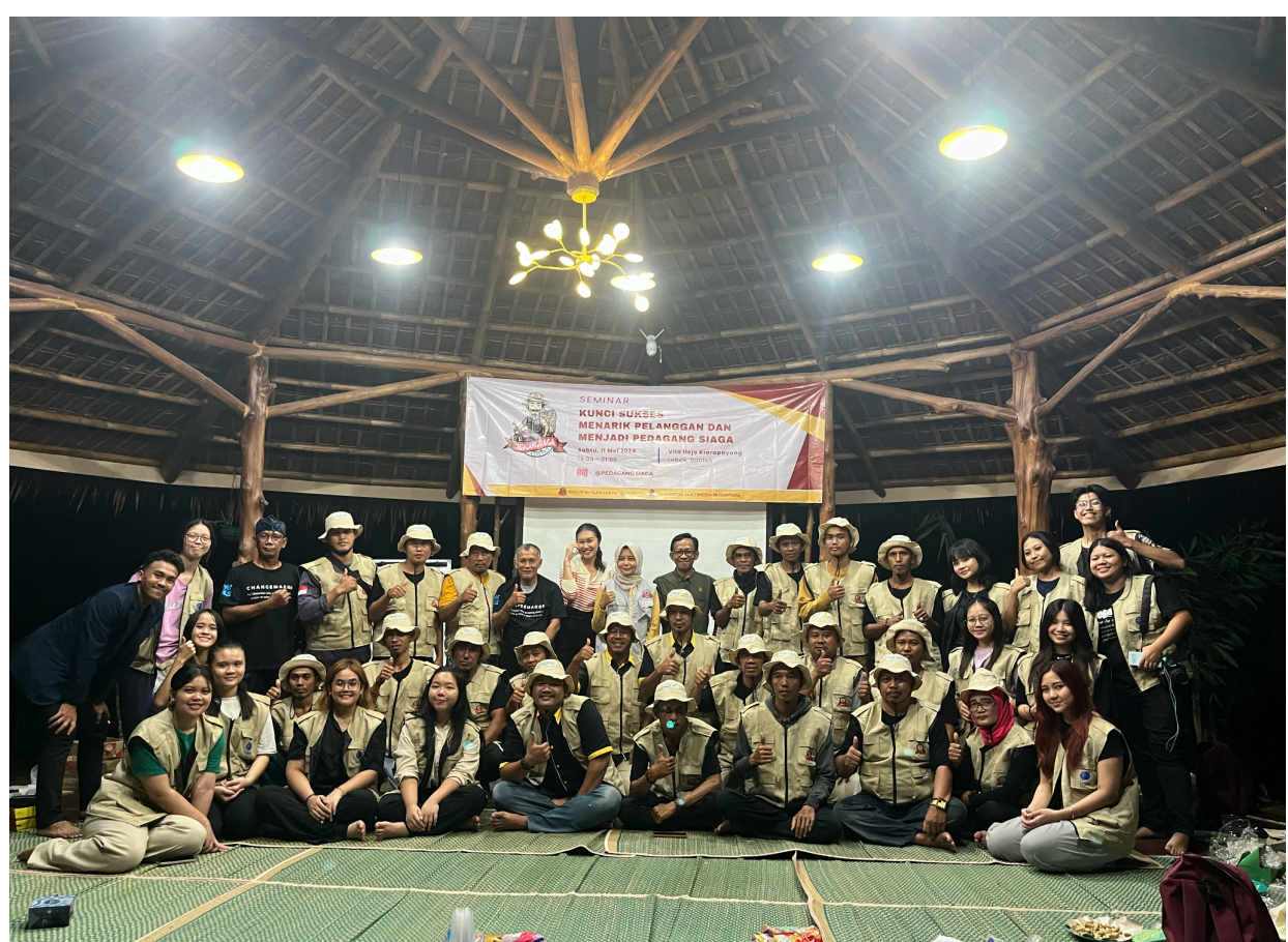 Potensi Tsunami Megathrust di Banten, Mahasiswa UMN Bentuk Komunitas Pedagang Siaga Para pedagang memakai seragam Pedagang Siaga foto bersama dengan mahasiswa UMN, serta anggota dari GMLS.