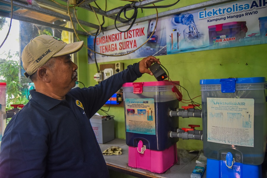 Warga Ciptakan Mesin Penyaring Air Hujan (1)