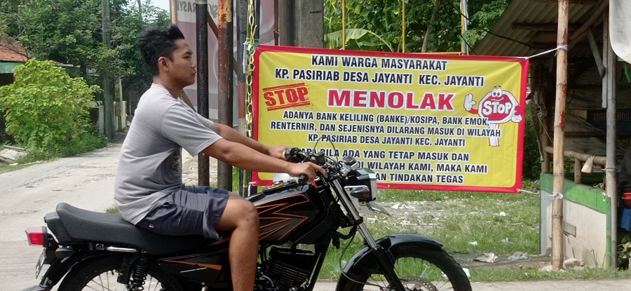 Warga Menolak adanya Bank Keliling (1)