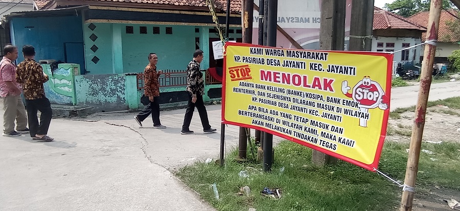 Warga Menolak adanya Bank Keliling (2)