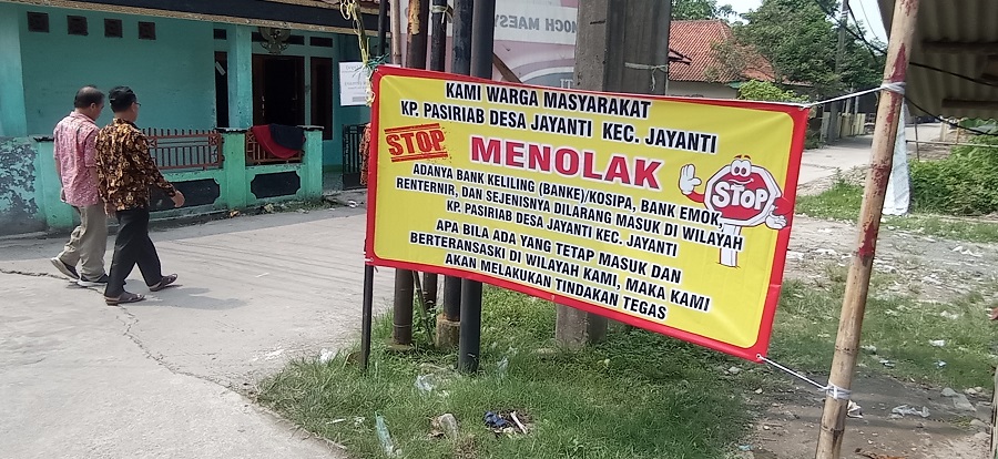 Warga Menolak adanya Bank Keliling (4)