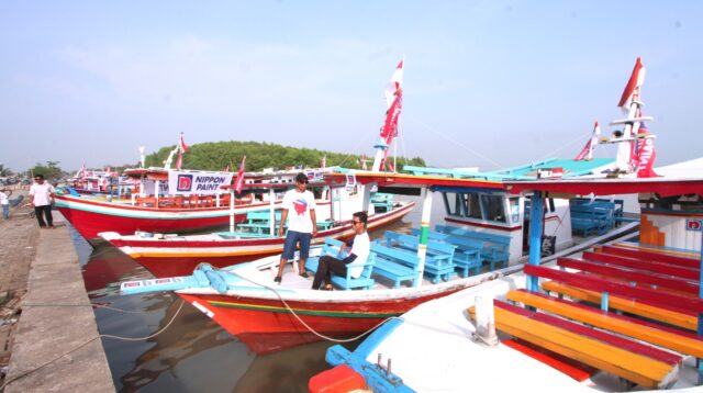 Nippon Paint Sulap Tampilan Kapal Wisata di Karangantu Lebih Hidup dan Berwarna