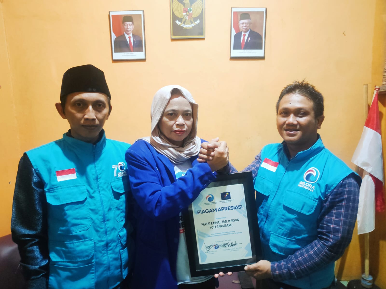 Partai Gelora Indonesia DPD Kota Tangerang dibawah pimpinan Iksan Bhakti melakukan konsolidasi dengan berbagai macam partai politik khususnya partai-partai yang tidak masuk kedalam parlemen di periode 2024-2029. Kali ini Partai Prima diajak konsolidasi politik menatap pilkada Kota Tangerang 2024. Foto : Dok Partai Gelora