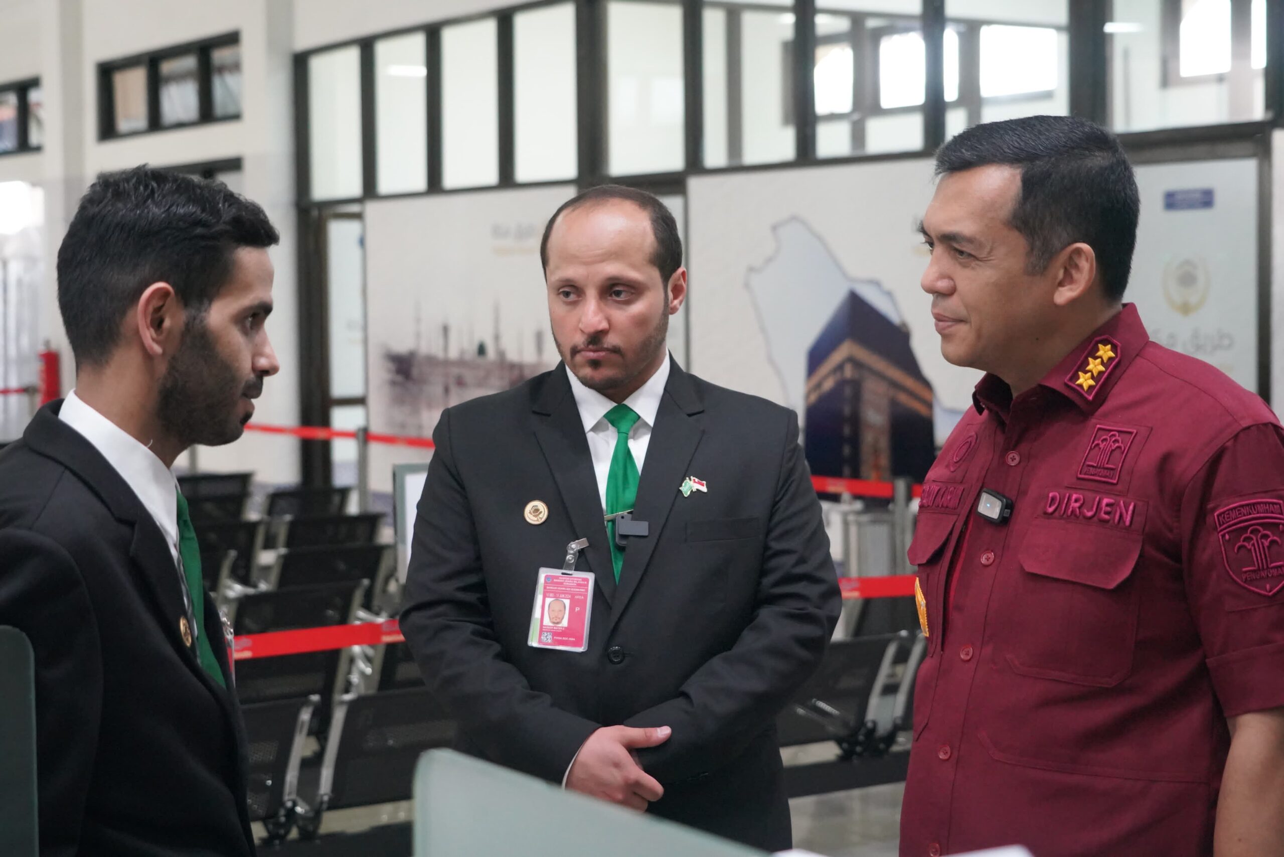 Imigrasi: Implementasi Makkah Route Pemberangkatan JCH di 3 Bandara Direktur Jenderal (Dirjen Imigrasi), Silmy Karim pastikan pelaksanaan Makkah Route untuk pemberangkatan Jemaah Calon Haji (JCH) berlangsung lancar. Dalam pelepasan kloter pertama JCH yang berangkat dari Bandara Adi Soemarmo, Solo pada Minggu (12/5/24). Foto Dok Imigrasi