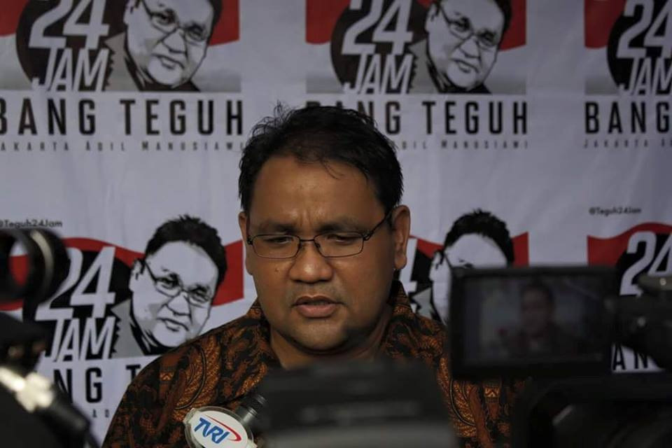 Menurut Teguh, bagian ini sangat multi tafsir dan berpotensi menjadi “pasal karet”. Dia mengingatkan, penilaian terhadap “berita bohong” adalah domain dan kewenangan Dewan Pers
