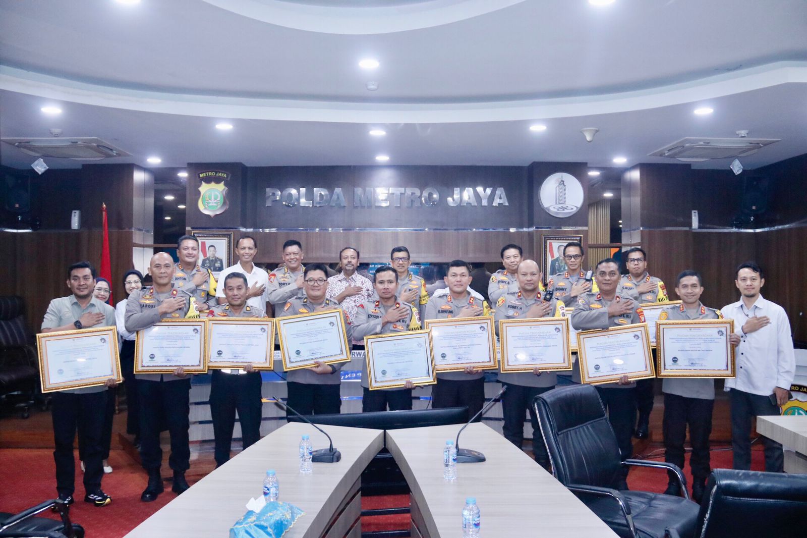 Polres Metro Tangerang Kota Raih Penghargaan Penyelenggara Pelayanan Publik dari Ombudsman RI Polres Metro Tangerang Kota Raih Penghargaan Penyelenggara Pelayanan Publik dari Ombudsman RI