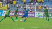 Pemain Persikota Tangerang (Kostum biru) saat melawan MBS Batam (kostum hijau) di stadion Benteng Rebron, Selasa 7 Mei 2024. Persikota Tangerang unggul 4-2 dan berhasil lolos ke 32 besar. Foto : Ilham Herda Fauzi/LENSABANTEN