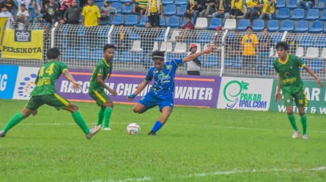 Pemain Persikota Tangerang (Kostum biru) saat melawan MBS Batam (kostum hijau) di stadion Benteng Rebron, Selasa 7 Mei 2024. Persikota Tangerang unggul 4-2 dan berhasil lolos ke 32 besar. Foto : Ilham Herda Fauzi/LENSABANTEN