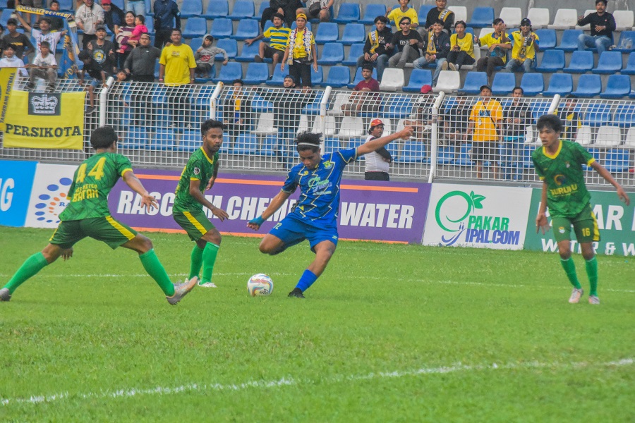 Pemain Persikota Tangerang (Kostum biru) saat melawan MBS Batam (kostum hijau) di stadion Benteng Rebron, Selasa 7 Mei 2024. Persikota Tangerang unggul 4-2 dan berhasil lolos ke 32 besar. Foto : Ilham Herda Fauzi/LENSABANTEN