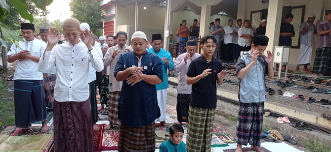 Meriahnya Pelaksanaan Salat Iduladha dan Pemotongan Hewan Kurban di Musola Miftahul Jannah