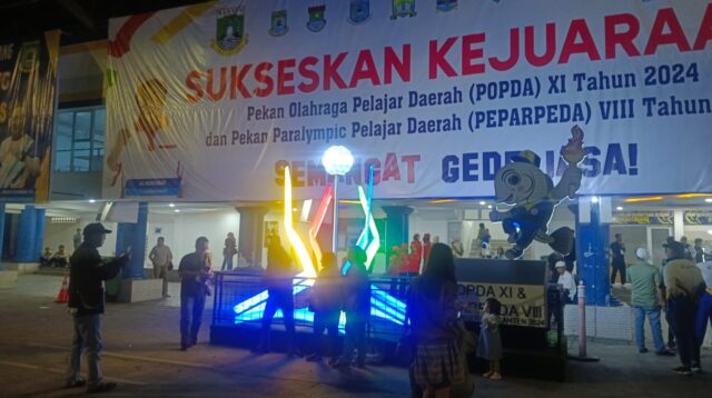 Warga Berswafoto di Ikon Ikan Blosso di Popda XI Banten
