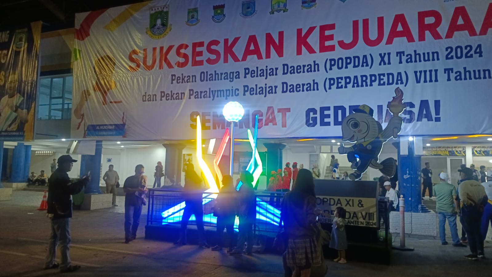 Warga Berswafoto di Ikon Ikan Blosso di Popda XI Banten