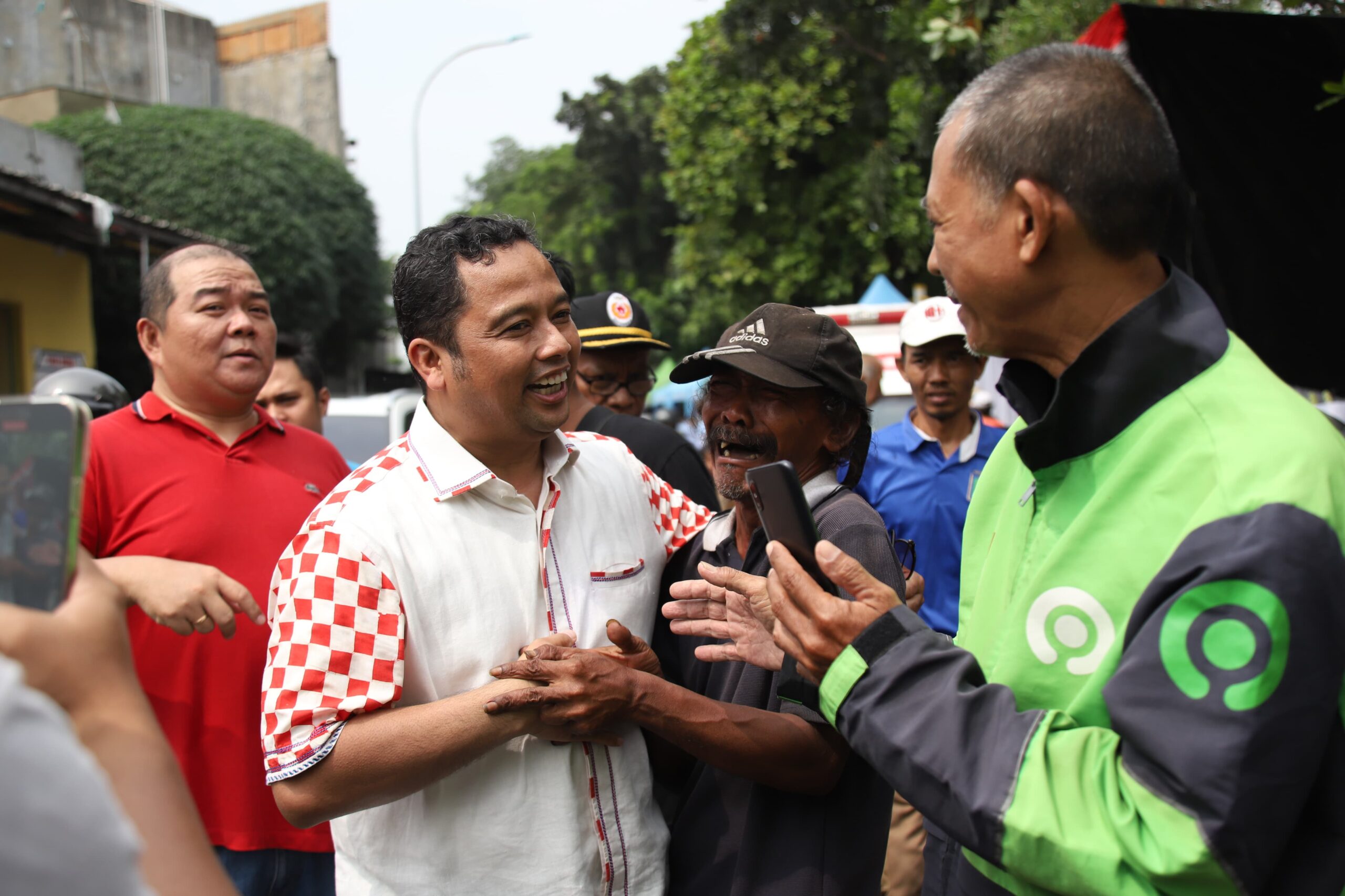 Kunjungi Festival Peh Cun, Arief Wismansyah Dipeluk Erat Warga