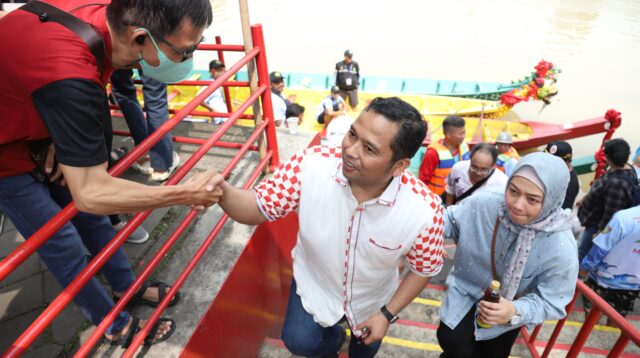 Kunjungi Festival Peh Cun, Arief Wismansyah Dipeluk Erat Warga