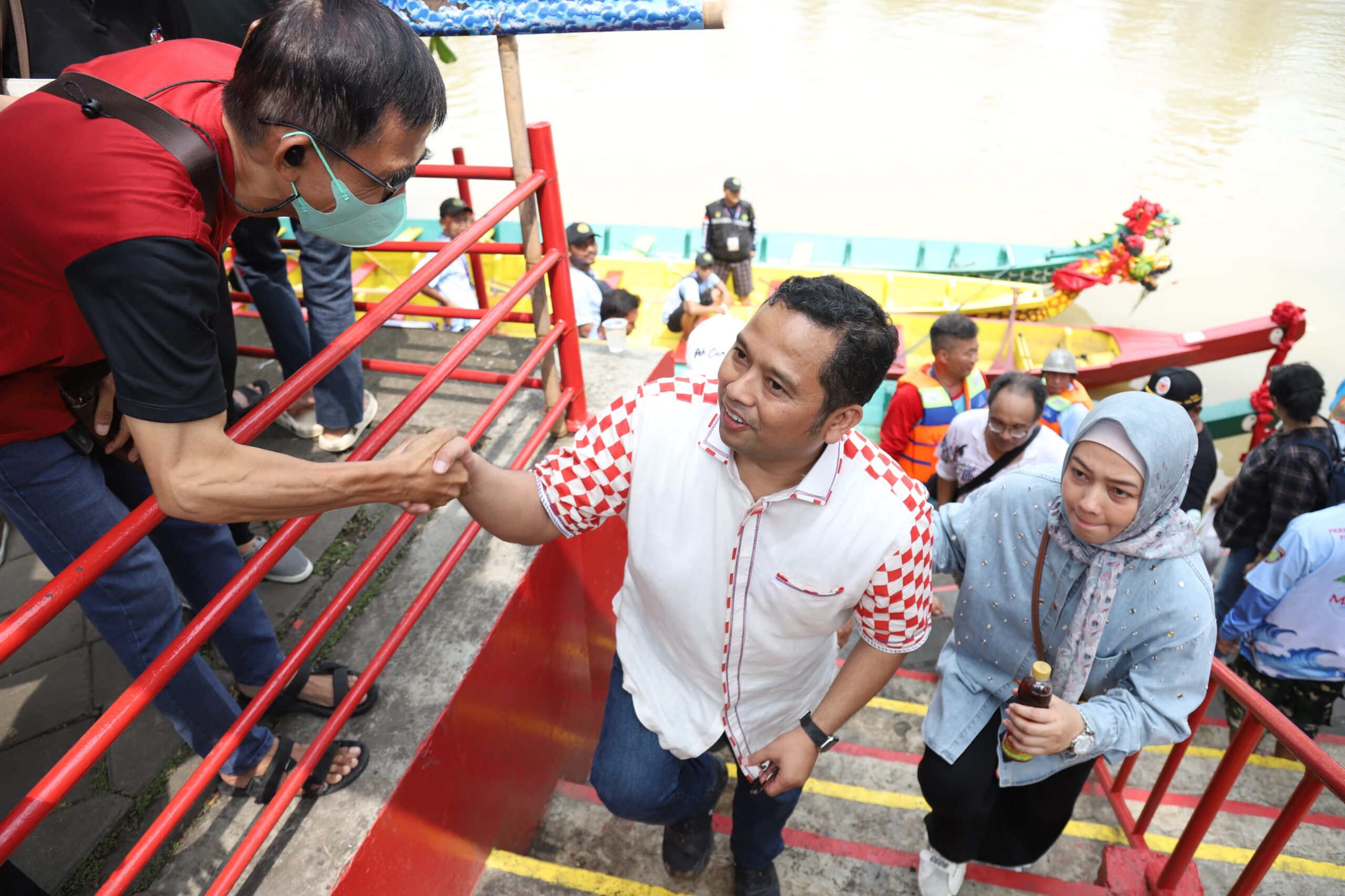 Kunjungi Festival Peh Cun, Arief Wismansyah Dipeluk Erat Warga 