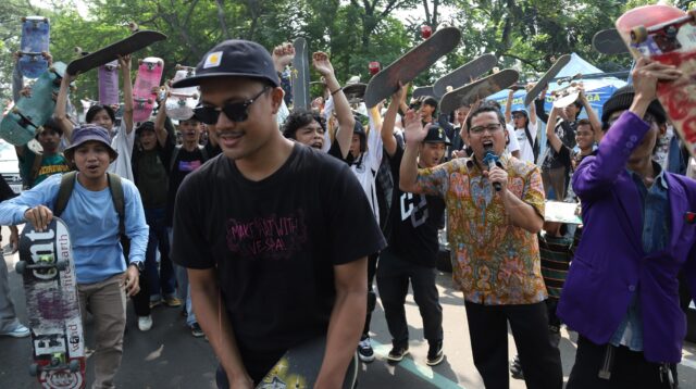Serunya Arief Wismansyah Kumpul Bareng Anak Skateboard Tangerang