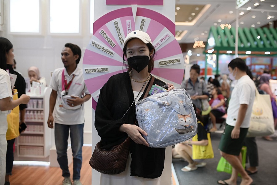 Pengunjung Antusias Membeli Produk dan Mendapat Hadiah Lewat Spinning Wheels