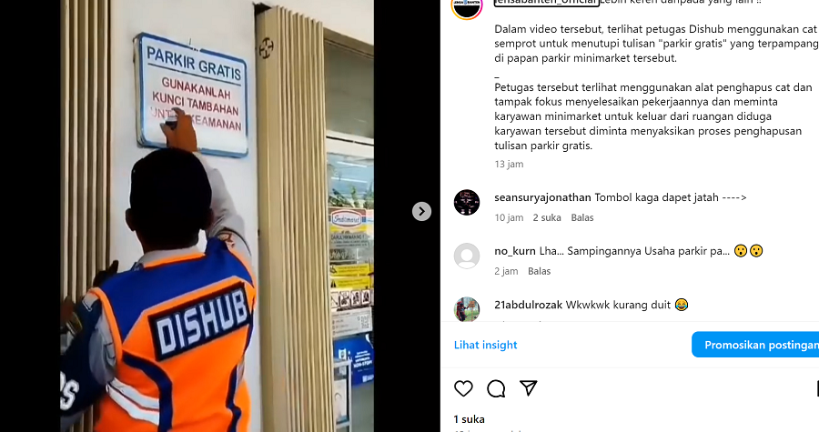 Sebuah video viral yang beredar di media sosial menampilkan tindakan seorang anggota Dinas Perhubungan (Dishub) yang menghapus plang parkir gratis di sebuah minimarket.