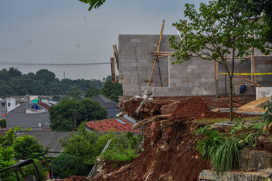 Longsor_di_Tangsel (1)