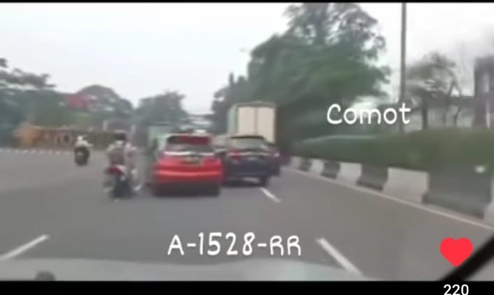 Daihatsu Sigra Ugal-Ugalan di Tangerang, Kecelakaan dan Telah Damai di Tempat Daihatsu Sigra Ugal-Ugalan di Tangerang, Kecelakaan dan Telah Damai di Tempat