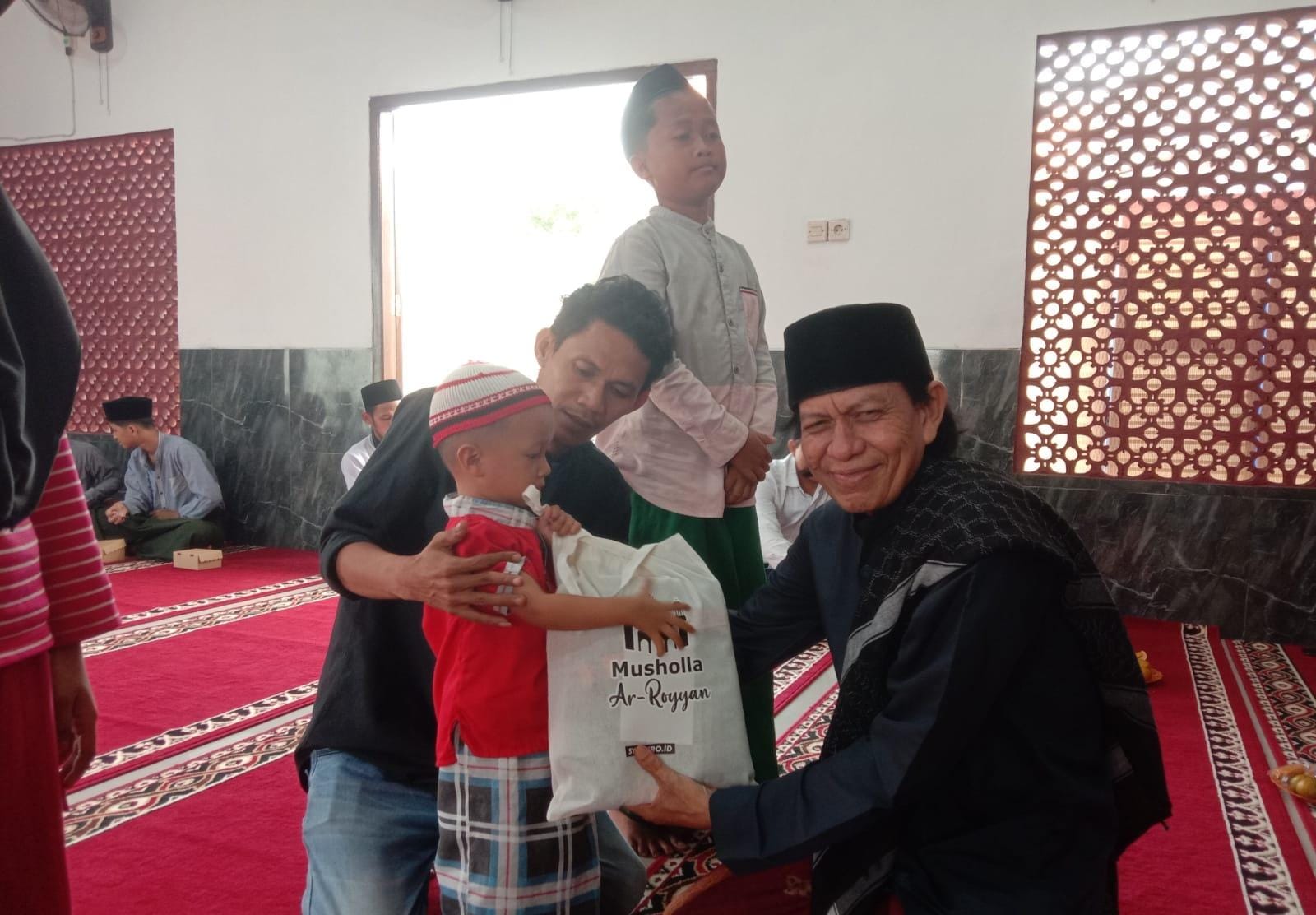 DKM Musholla Ar Royyan Rajeg menyantuni 30 anak Yatim