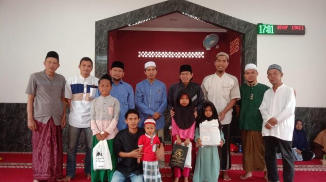 DKM Musholla Ar Royyan Rajeg menyantuni 30 anak Yatim