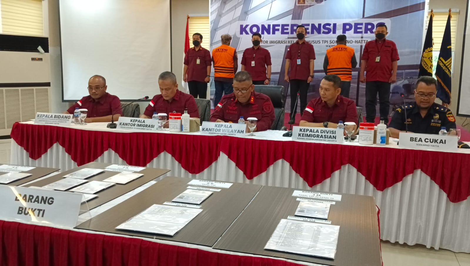 Kantor Imigrasi Soekarno-Hatta Amankan 2 WN Malaysia Selundupkan 12 Paspor Kantor Imigrasi Soekarno-Hatta Amankan 2 WN Malaysia Selundupkan 12 Paspor