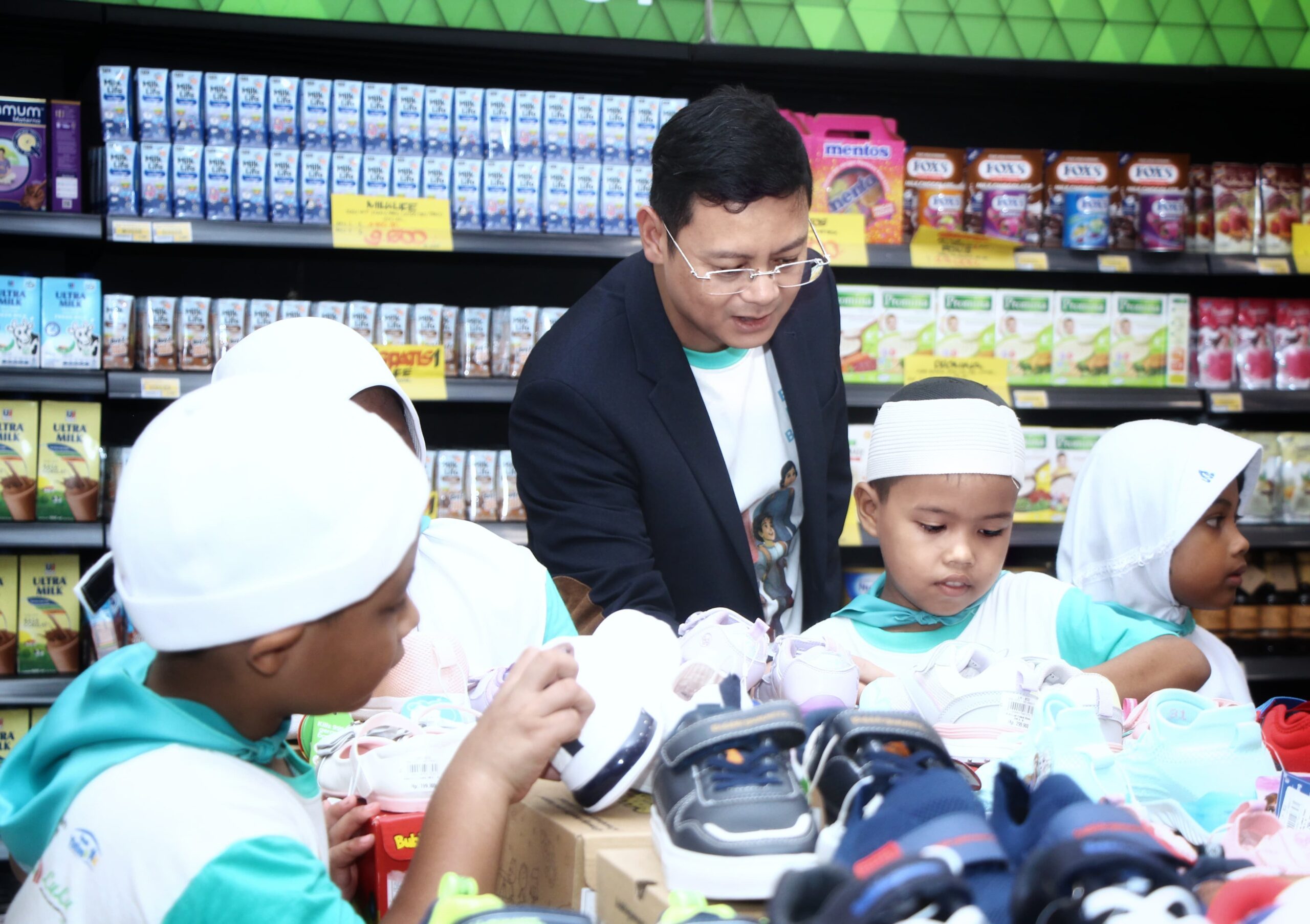 BSI Ajak 140 Anak Yatim Belanja, Ajarkan Literasi Transaksi Syariah