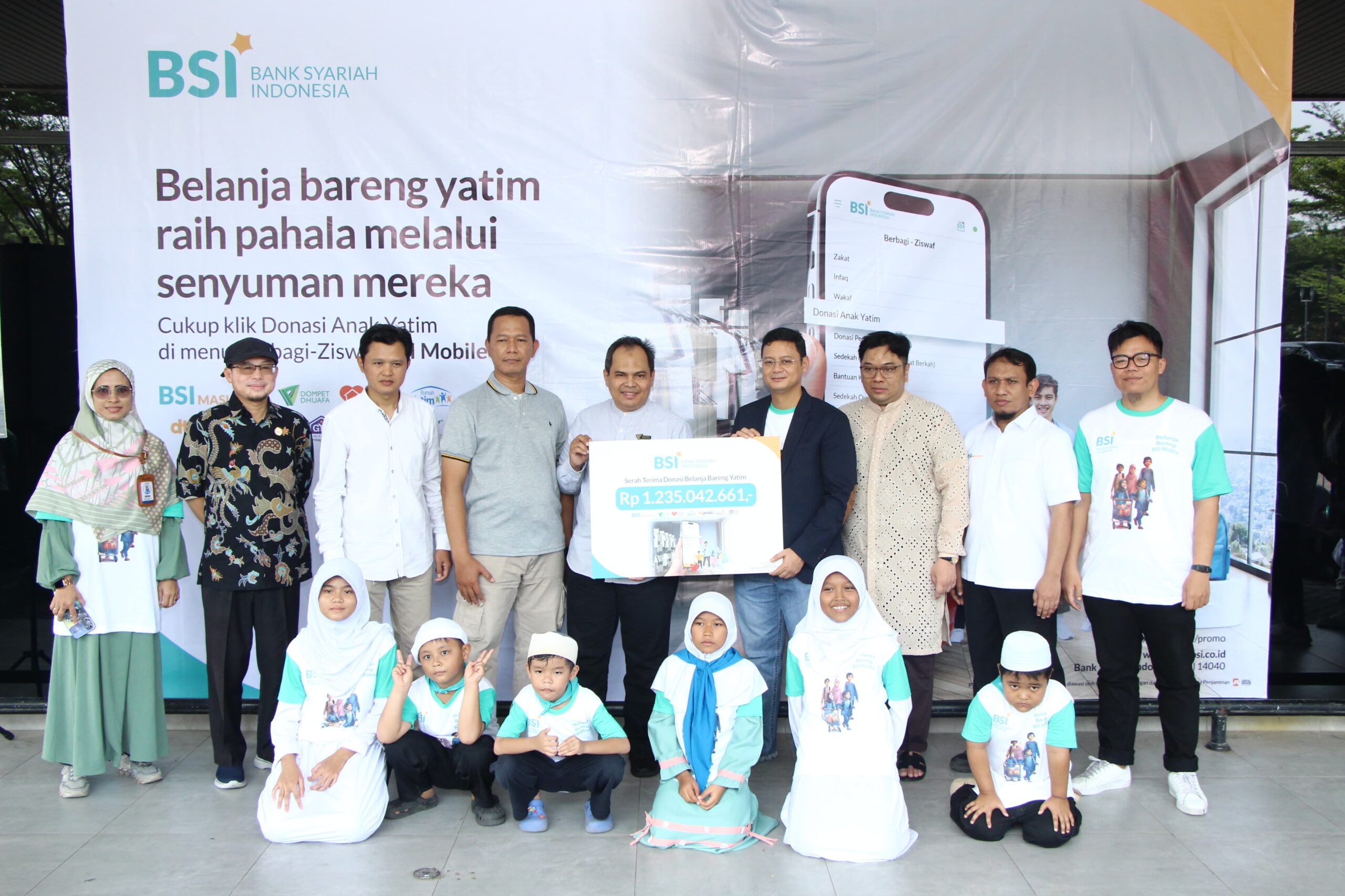 BSI Ajak 140 Anak Yatim Belanja, Ajarkan Literasi Transaksi Syariah