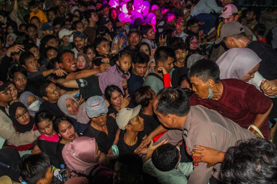 penonton pingsan di festival Cisadane (1)