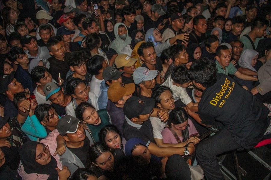 penonton pingsan di festival Cisadane (2)