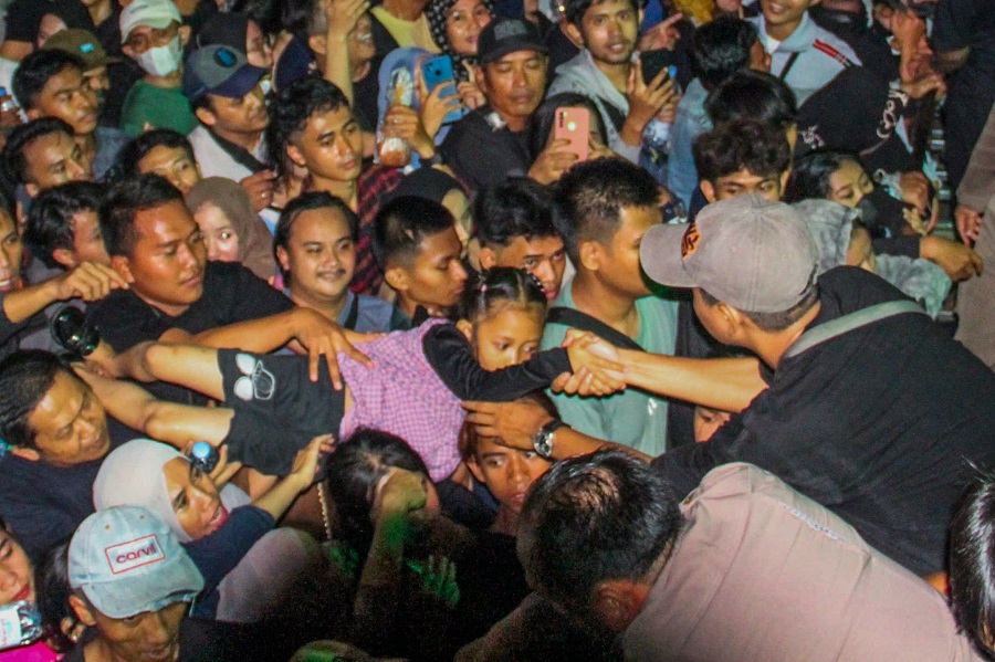 penonton pingsan di festival Cisadane (3)