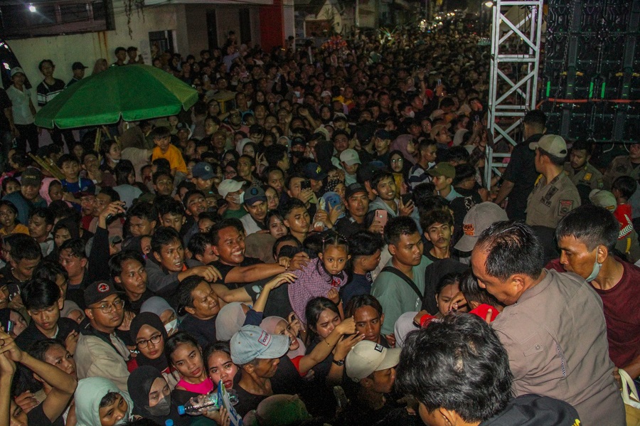 penonton pingsan di festival Cisadane (4)