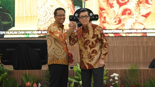 Supratman Andi Agtas melakukan serah terima jabatan (sertijab) Menteri Hukum dan HAM bersama Yasonna H. Laoly, Selasa (20/8/2024). Sertijab dilakukan setelah Supratman dilantik oleh Presiden Joko Widodo