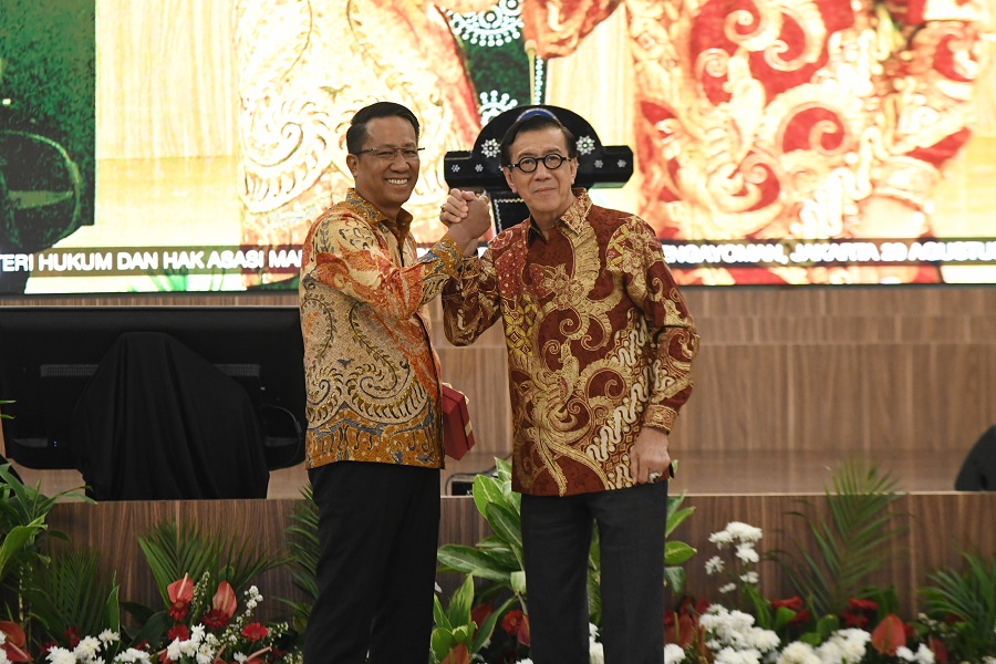 Supratman Andi Agtas melakukan serah terima jabatan (sertijab) Menteri Hukum dan HAM bersama Yasonna H. Laoly, Selasa (20/8/2024). Sertijab dilakukan setelah Supratman dilantik oleh Presiden Joko Widodo Supratman Andi Agtas melakukan serah terima jabatan (sertijab) Menteri Hukum dan HAM bersama Yasonna H. Laoly, Selasa (20/8/2024). Sertijab dilakukan setelah Supratman dilantik oleh Presiden Joko Widodo
