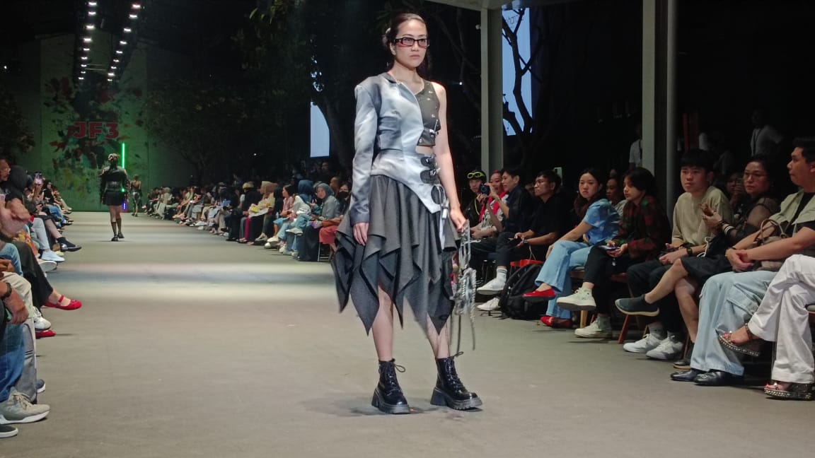LPTB Susan Budihardjo mempresentasikan koleksi SYNKR.ON JF3 Fashion Festival 2024