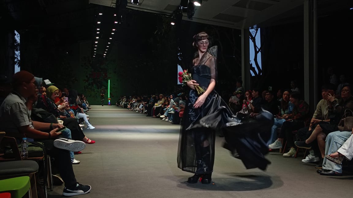 LPTB Susan Budihardjo mempresentasikan koleksi SYNKR.ON JF3 Fashion Festival 2024