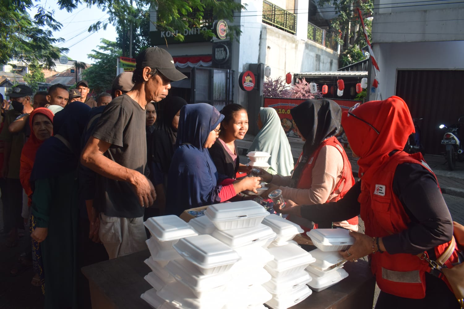 Jumat Berkah di Cisadane: PMI Tangerang Bagikan Makanan Gratis