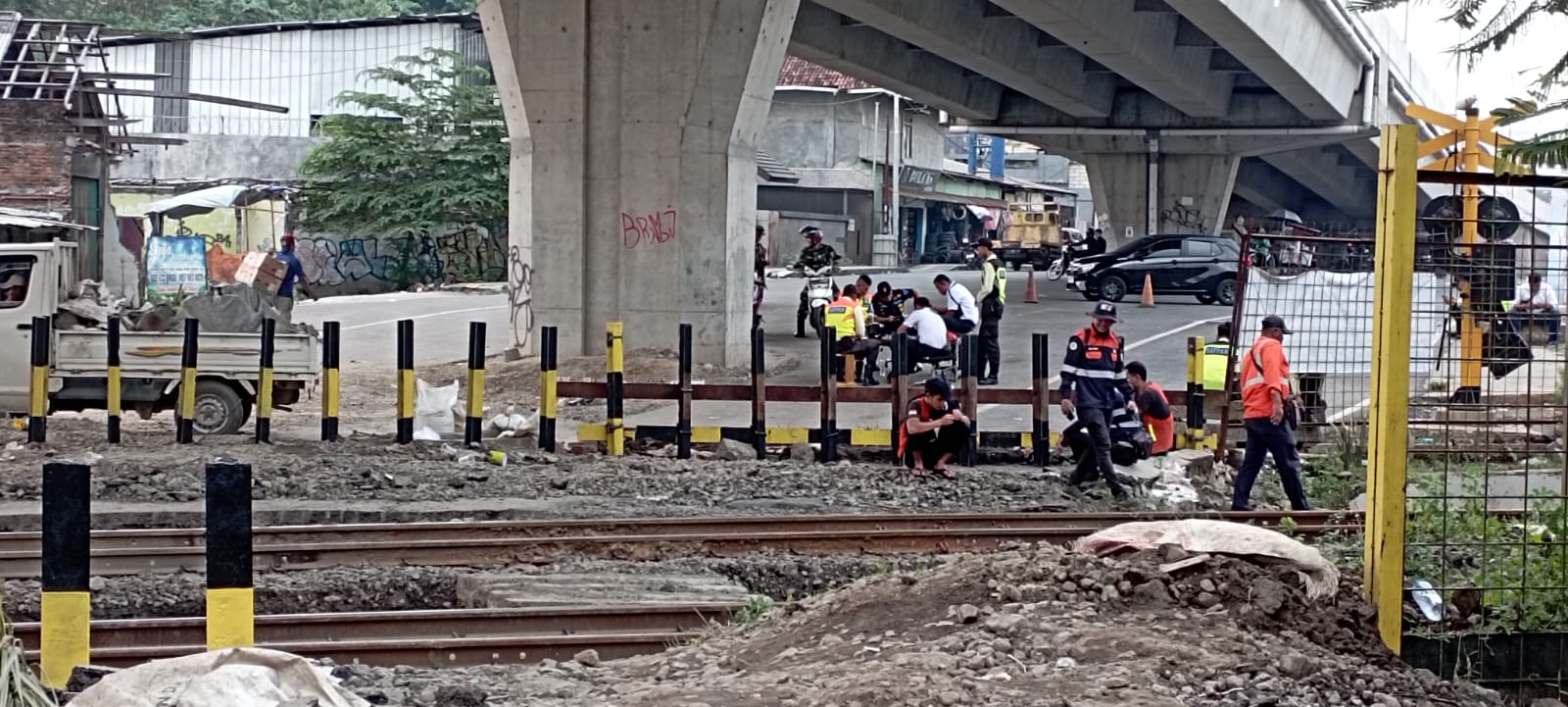 Driver Ojol dan Angkot Cisauk Keluhkan Dampak Penutupan Perlintasan KRL