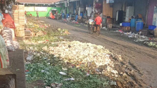 Bau Sampah Pasar Induk Tanah Tinggi Menyengat, Warga RW12 Terganggu