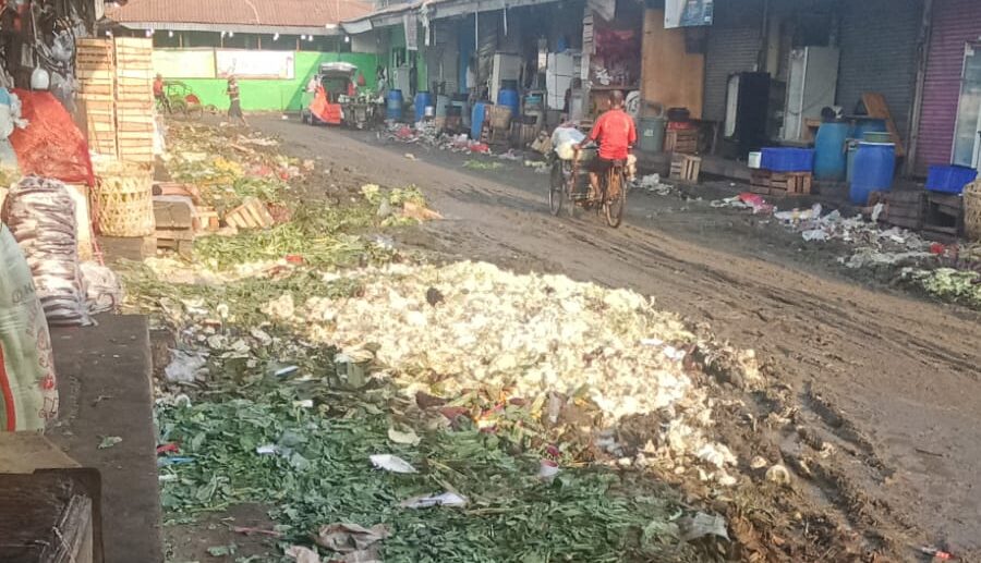 Bau Sampah Pasar Induk Tanah Tinggi Menyengat, Warga RW12 Terganggu
