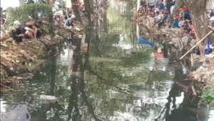 H. Sachrudin Tebar 2 Ton Lele di Kali Sipon Sambut HUT RI ke-79