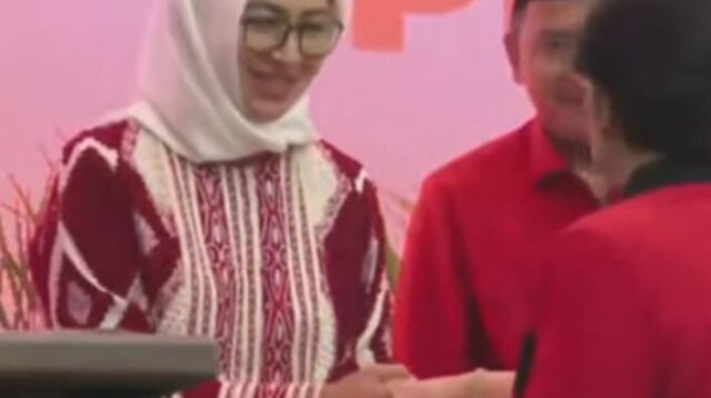 Bakal calon gubernur Banten, Airin Rachmi Diany, resmi menerima surat rekomendasi dari Dewan Pimpinan Pusat (DPP) PDI Perjuangan untuk maju dalam Pemilihan Gubernur (Pilgub) Banten 2024